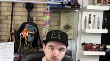 necklace Hawaiian seen in Is that you love me - Maître Gims (critique) REUPLOAD of Linksthesun