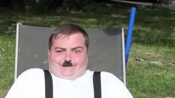 mustache Charlie Chaplin saw in you to love me - Maître Gims (critique) REUPLOAD of Linksthesun