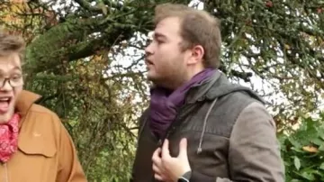 foulard violet vu dans Je suis - BigFlo & Oli (critique) de Linksthesun