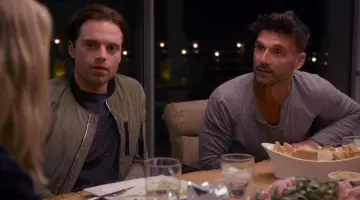 Le bomber kaki porté par Sebastian Stan dans Chelsea S01E03