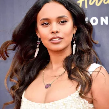 Le collier d'Alisha Boe sur le tapis rouge des MTV Movie and TV Awards