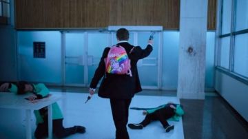 La mochila rosa Hello Unicorn de Takeshi Kovacs (Joel Kinnaman) en Altered Carbon S01E04