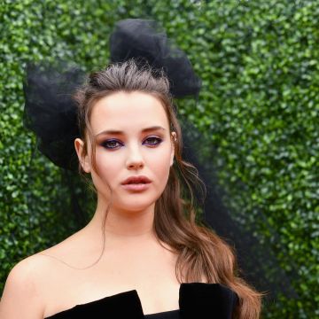 Le bijou d'oreilles or rose à diamands porté par Katherine Langford au MTV Movie and TV Awards 2018