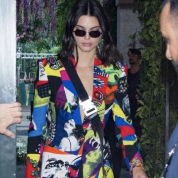 The jacket Versace colorful Kendall Jenner