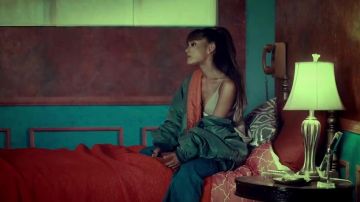 The jean Saloni Ariana Grande in the video My Favorite Part Feat Mac Miller