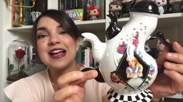 El Sombrerero Loco Alicia en el País de las Maravillas en el video de youtube Huge Haul Disney por Eloo Wonderland