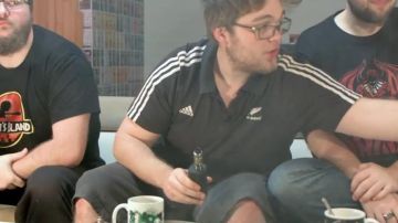 Polo Adidas en blanco y negro visto en The Rumble of YouTubers: ¡el primer campeón de YouTube! (Linkstheun)