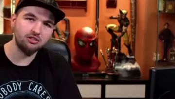 Buste de Spiderman en résine vu dans Chansons françaises : le moment où ça a merdé (critique) (Linksthesun)