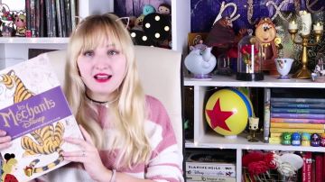 El libro Los villanos de Disney en el video de youtube enorme acarreo de Disney y regalos de Navidad de Pixietubeuse