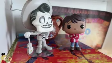 La figurine funko pop de Miguel dans la vidéo youtube énorme haul disney et cadeaux  de Noël de Pixietubeuse
