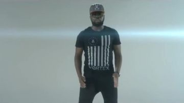 La gorra negra de Snapback Vortex en el video de revisión del juego - Vitaa feat. Gims Maestros de LinksTheSun