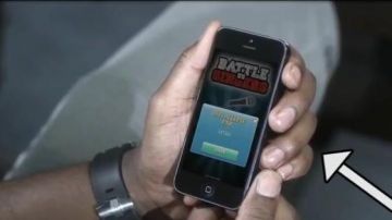 The Apple iPhone 5c black in the video review Game over - Vitaa feat. Maître Gims of LinksTheSun