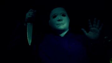 La máscara blanca con pelo de Michael Myers en el vídeo de reseña de Game over - Vitaa feat. Gims Maestros de LinksTheSun