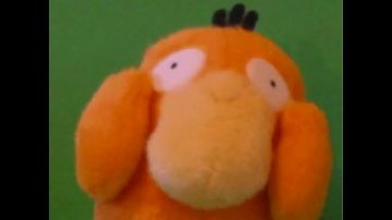 Juguete de peluche Psycokwak visto en Pokémon Culture Point (Linksthesun)