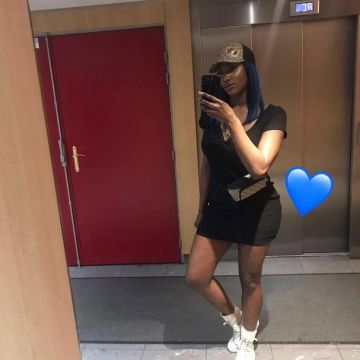 El pequeño vestido de camiseta negra que usó Aya Nakamura en su publicación de instagram