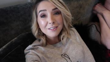 The gray sweater fingers crossed Hope Zoella (Zoe Suggested) on his Youtube channel MoreZoella