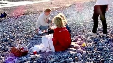 The bomber jacket satin red Zoella (Zoe Suggested) on his Youtube channel MoreZoella