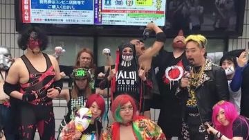 Máscara de plástico Finn Bálor vista en 20 buenas razones para amar la lucha libre (Linksthesun)