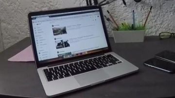 The Apple MacBook PRO computer (Version 2015) of Matteo in the YouTube video showcasing my SETUP of OFFICE ! chain of Geek