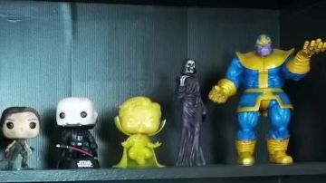 La figurine de Thanos et la mort dans la vidéo YouTube GAGNE le GANT de l'INFINI de THANOS ! de La chaîne du Geek