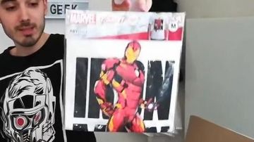 le t-shirt iron man vue dans la videoLe PLUS GROS UNBOXING MARVEL (et pas que) de ma VIE ! de la chaine du geek#ChallengeLaChaineDuGeek