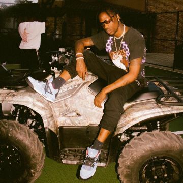 The pair of Nike Air Jordan 4 Retro "cactus Jack" Travis Scott on his account Instagram