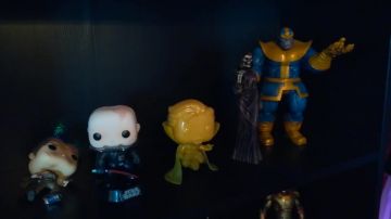 La figura de Funko Pop Doctor Strange forma astral en el video de YouTube ¡La VISITA de mi NUEVO ESCENARIO GEEK! por La chaîne du Geek