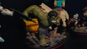 La figurine Avengers Hulk Q-Figure by Marvel dans la vidéo YouTube La VISITE de mon NOUVEAU DÉCOR GEEK ! de La chaîne du Geek