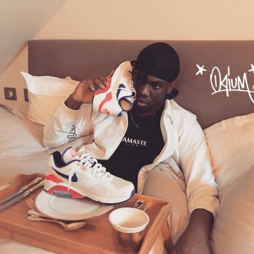 Zapatillas Nike Air Max 180 azul-blanco-rojo en la cuenta de Instagram @opiumparis