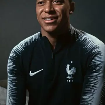 The jacket training Nike team France football worn by Kylian Mbappé on the account Instagram of Nike