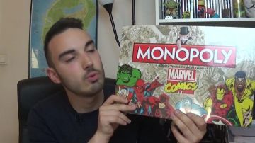 Le Monopoly Marvel Comics dans la  Vidéo YouTube Ce Monopoly est énorme ! Unboxing du Marvel Comics de La chaîne du Geek
