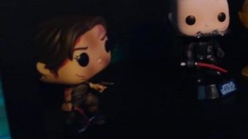 La figura de Funko Pop Tomb Raider Lara Croft en el video de YouTube ¡La VISITA de mi NUEVO ESCENARIO GEEK! por La chaîne du Geek