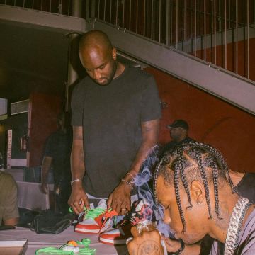 El par de Air Jordan x Off White Nike AJ en la cuenta de Instagram de Travis Scott