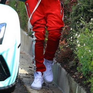 La paire de Vans Sk8 Hi True White de Justin Bieber sur le compte Instagram de StarsStyleSpotted