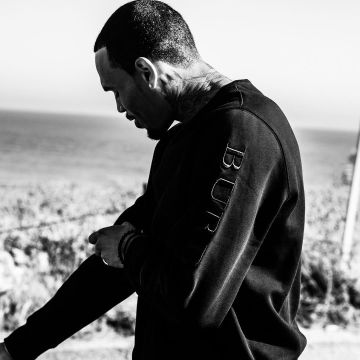 Sweatshirt black Burberry of Chris Brown on his account Instagram