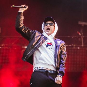 Le sweatshirt à capuche blanc Fila de Vald sur son compte Instagram