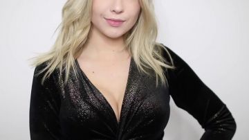 El cuerpo brillante y retorcido en la parte delantera de EnjoyPhoenix en sus ventas vacías de Haul 2018 y pruébalo