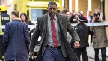 Le manteau gris en laine de John Luther (Idris Elba) dans Luther S01E02