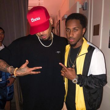 The black t-shirt Off White Chris Brown on Instagram