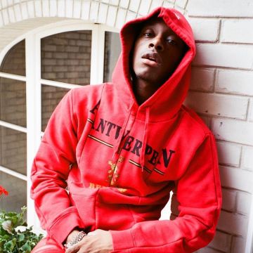 Le sweat à capuche rouge Antwerp de Bloody Osiris sur son compte Instagram
