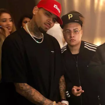 Camiseta off white negra de Chris Brown en su cuenta de Instagram