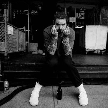 Publica las zapatillas Old School Triple White Vans de Malone en su cuenta de Instagram