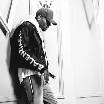 La chaqueta motera balenciaga que lució Chris Brown en la cuenta de Instagram @poppinforCB