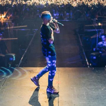 La paire de Nike Air Max 97 marron portée par Squeezie lors d'un show (Photo Instagram)