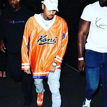 The jersey orange Karl Kani wears Chris Brown on his account Instagram @ChrisBrownOfficial