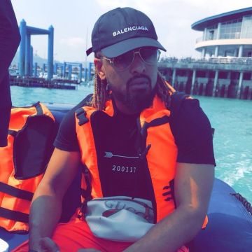 El gorro negro de Balenciaga que luce Alonzo en su cuenta de Instagram