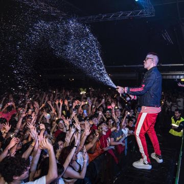 Zapatillas blancas Alexander Mcqueen de Sfera Ebbasta con uñas en su cuenta de Instagram