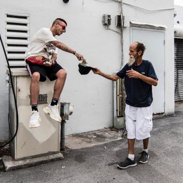 Zapatillas balenciaga blancas de Sfera Ebbasta en su cuenta de Instagram