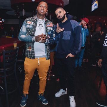 Sneakers Nike Air Jordan 4 x Levis Money Baggyo on the account Instagram of drake