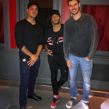 Sneakers Nike Air Jordan 4 Retro "toro Bravo" Neymar Jr on his account Instagram